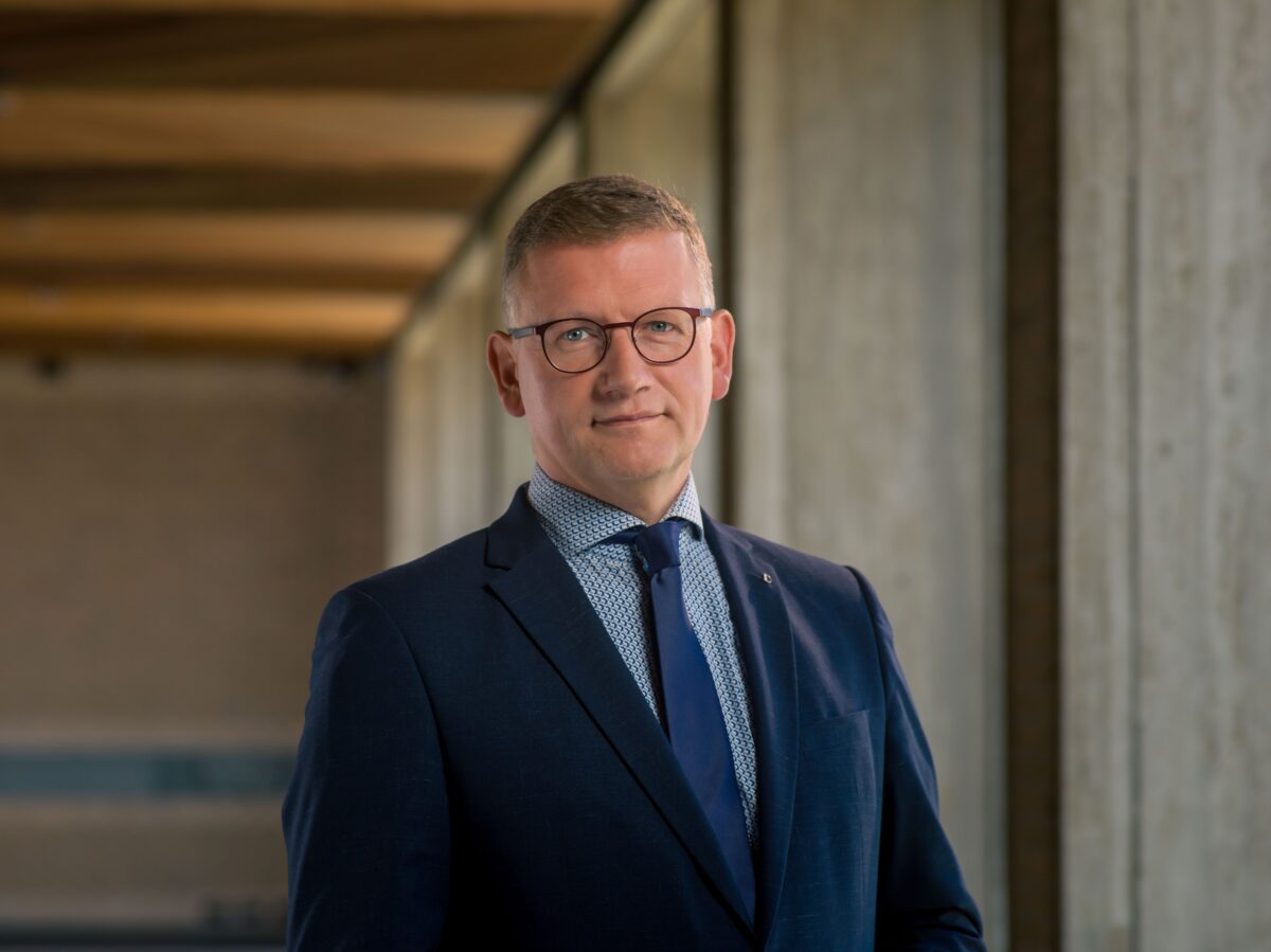 Gedeputeerde Harold Zoet op bezoek bij natuurinclusieve boeren