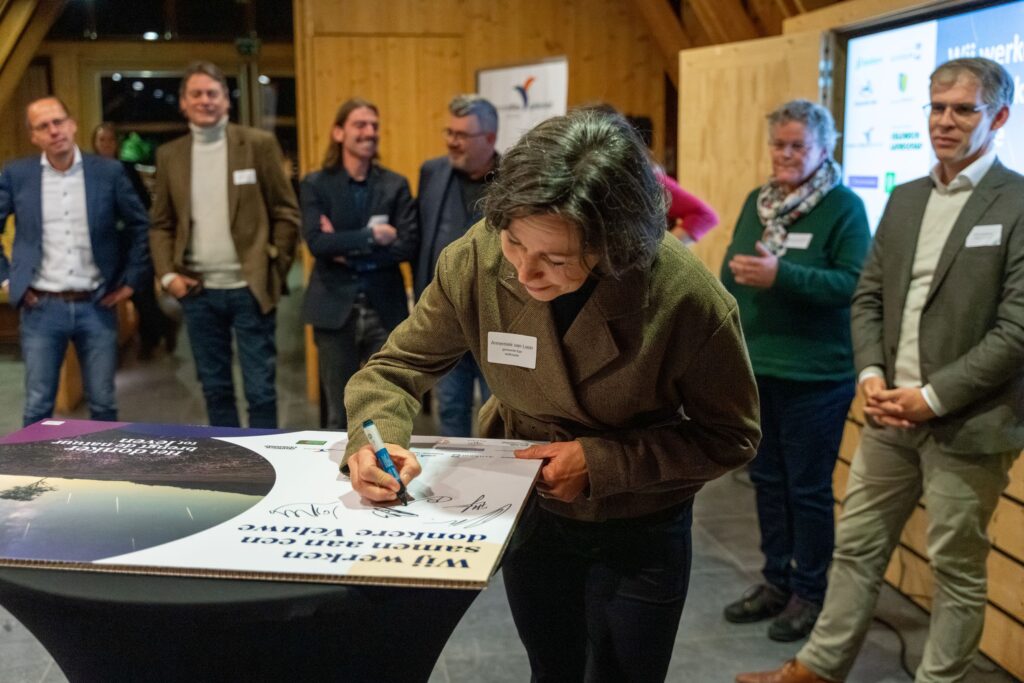 Partijen slaan handen ineen voor een donkerdere Veluwe